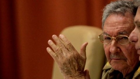 El presidente de Cuba, Raúl Castro (i), y el vicepresidente Miguel Díaz-Canel, asisten a la clausura de las sesiones legislativas anuales, en la Asamblea Nacional en La Habana, Cuba. el 21 de diciembre.