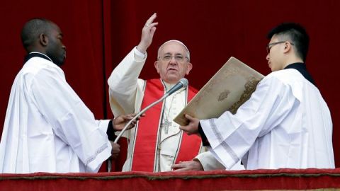 El Papa Francisco durante su mensaje "Urbi et Orbi" (a la ciudad y al mundo) desde el balcón central de la Basílica de San Pedro en el Vaticano, el 25 de diciembre de 2013.