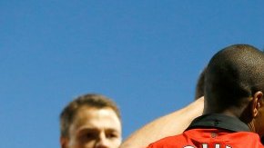 Danny Welbeck celebra su gol con sus compañeros e equipo, entre ellos el "Chicharito"