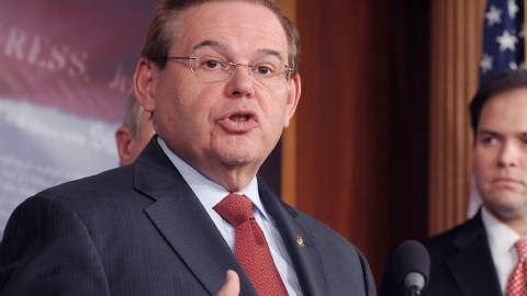 El senador Robert Menéndez, cuando daba una conferencia de prensa para hablar del proyecto de reforma migratoria integral bipartidista.