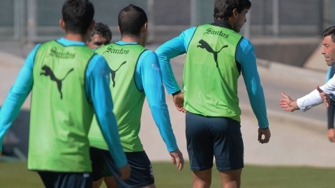 Action photo during The Santos Team Trainning, Pedro Caixinha/Foto de acción durante el Entrenamiento del Equipo Santos, Pedro Caixinha/02-DIC-13/MEXSPORT/ Luis Fuentes