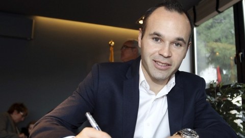 El centrocampista Andrés Iniesta  firmando la renovación de contrato.