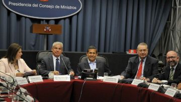 El presidente de Perú, Ollanta Humala Tasso, durante su reunión  con líderes políticos en Lima con los que analizó la situación con Chile.