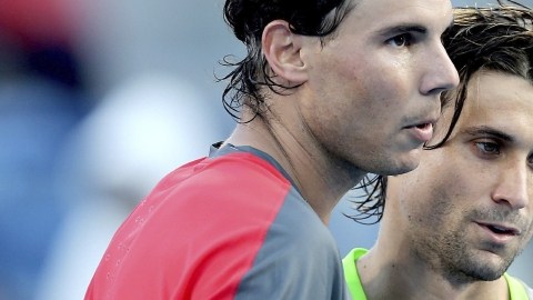 El tenista español David Ferrer (dcha) abraza a Rafa Nadal.