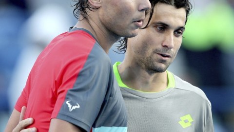 El tenista español David Ferrer (dcha) abraza a Rafa Nadal.