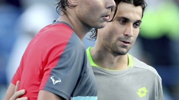 El tenista español David Ferrer (dcha) abraza a Rafa Nadal.