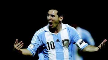 Lionel Messi celebra un gol frente a la selección de Paraguay.