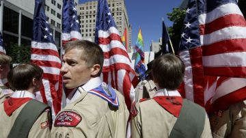 Entre algunas restricciones, los Boy Scouts no podrán marchar en desfiles de orgullo gay portando el uniforme.