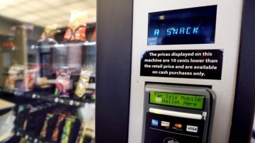 Una máquina expendedora anuncia en una pequeña pantalla sus botanas, en un comercio de Seattle, ayer.