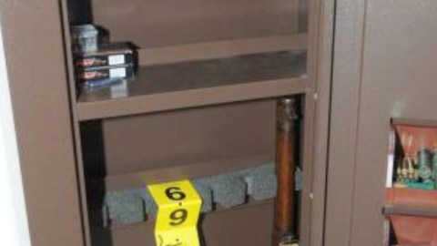 En esta fotografía se pueden ver armas y municiones que se encontraron en la casa de Connecticut de  Adam Lanza.