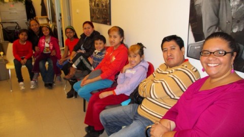 Pura Cruz, primera a la der. junto a dos familias mexicanas que se acercaron a Little Sisters of the Assumption a buscar regalos para el Día de Reyes. La colecta de juguetes continúa hasta el 6 de enero.