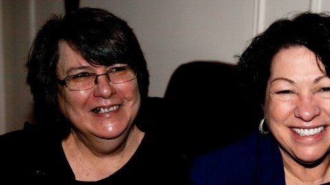 Dolores Prida (izq.) fue considerada una importante voz de los hispanos en Nueva York. A su lado, la jueza  Sonia Sotomayor.