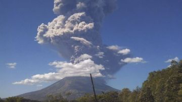 El volcán Chaparrastique lanzó hoy una gran cantidad de cenizas y una columna de humo que causaron alarma entre la población.