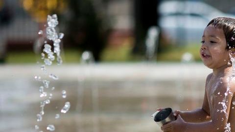 Los bonarenses buscan la forma de refrescarse.
