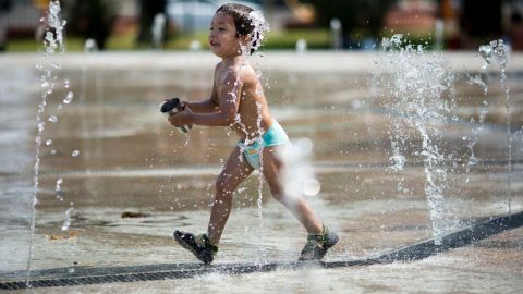 Los bonarenses buscan la forma de refrescarse.