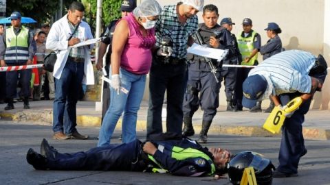 Un policía de tránsito fue asesinado por dos pandilleros.