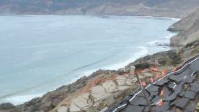 El deslizamiento de tierra en el kilómetro 93 de la carretera Tijuana-Ensenada en Baja California, Mexico obligo a cerrar la via.