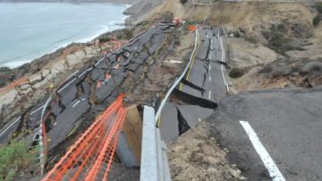 El deslizamiento de tierra en el kilómetro 93 de la carretera Tijuana-Ensenada en Baja California, Mexico obligo a cerrar la via.