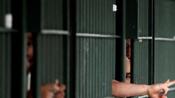 La mayoría de los reclusos purgan penas por narcotráfico.