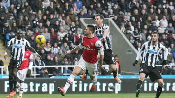 Olivier Giroud (centro), remata con golpe de cabeza un centro de Theo Walcott para anotar el  gol  de la victoria de Arsenal ante Newcastle.