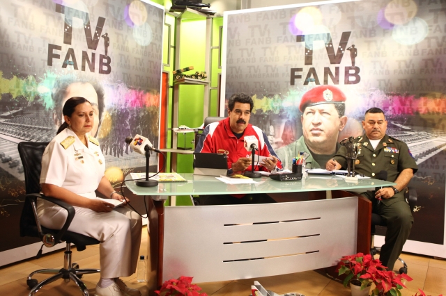 El presidente venezolano, Nicolás Maduro (c), acompañado de dos oficiales, mientras participa en la inauguración del canal de televisión de la Fuerza Armada Nacional Bolivariana (TVFanb), en Caracas.