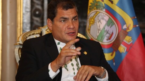 El presidente Rafael Correa hablando durante una rueda de prensa.