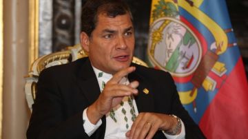 El presidente Rafael Correa hablando  durante una rueda de prensa.