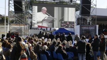 Fieles  venidos de toda Europa asisten en la Plaza de Colón de Madrid a la festividad de la Sagrada Familia y escuchan la intervención del Papa.