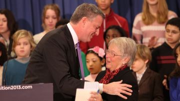 Carmen Fariña cuenta con amplia experiencia en el departamento de Educación. En la foto, el nuevo alcalde de NYC, Bill de Blasio, la felicita al hacer su nombramiento.