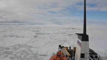 El barco ruso con 74 pasajeros a bordo se encuentra preso del hielo.