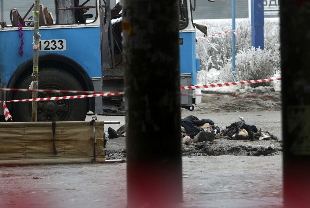 Cuerpos de los afectados permanecían hoy junto al autobús eléctrico en el cual explotó la bomba, mientras las autoridades investigaban.