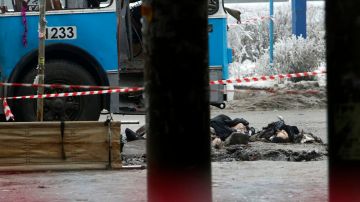Cuerpos de los afectados permanecían hoy junto al autobús eléctrico en el cual explotó la bomba, mientras las autoridades investigaban.