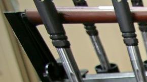 Veetek Witkowski sostiene un rifle AR-15 en una fábrica de armas en Connecticut. Este es uno de los armamentos que quedarán prohibidos a partir del 1 enero en este estado.