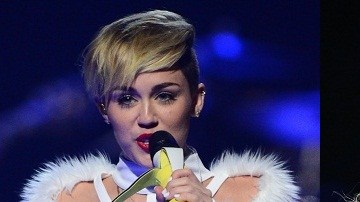 Miley tuvo un provocativo cambio de registro, mientras que Beyoncé llegó a la madurez artística.