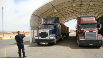 Fotografía muestra dos camiones de carga procedentes de México en El Paso (Texas).