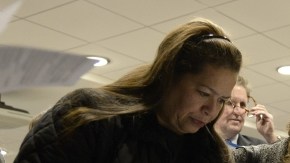 Potenciales buscadores de empleo hablan con empleadores en una feria de búsqueda de trabajo en Nueva York.