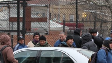 Jornaleros desafían el frío diariamente en busca de empleo en una esquina de la calle 69 y Broadway, en Queens.