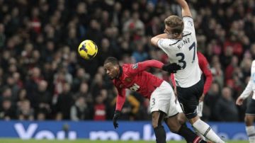 Patrice Evra, del Manchester United, disputa el esférico con Harry Kane, del Tottenham