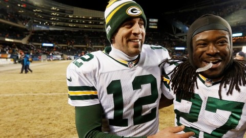 Aaron Rodgers (12), el quarterback de los Green Bay Packers, celebra la victoria en Chicago el domingo con su corredor Eddie Lacy (27).