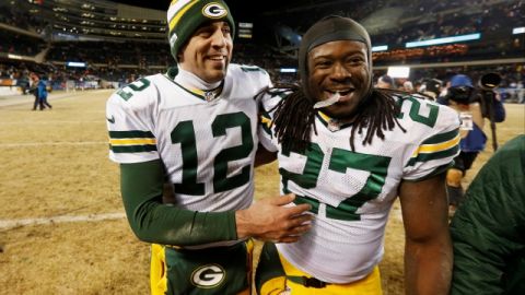 Aaron Rodgers (12), el quarterback de los Green Bay Packers, celebra la victoria en Chicago el domingo con su corredor Eddie Lacy (27).