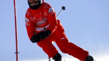 Michael Schumacher esquiando en enero de 2006 en Italia.
