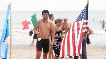 El mexicano René Flores se animó un día a zambullirse en el mar tras una alegre celebración por fin de año y poco después quedó convertido en Oso Polar.