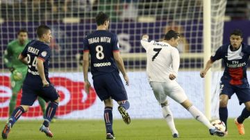 El delantero del Real Madrid Cristiano Ronaldo (2d) dispara frente al brasileño Thiago Silva del Paris Saint Germain