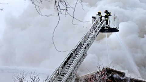Una patrulla policial vio la explosión temprano en la mañana y de inmediato las llamas se extendieron al almacén y el edificio causando el colapso del segundo y tercer piso.