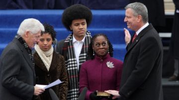 El nuevo alcalde de Nueva York, Bill de Blasio, juramenta junto a su familia ante el expresidente Bill Clinton, durante la ceremonia pública de ayer en City Hall.