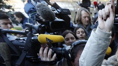 Cada vez que Sabine Kehm, portavoz de la familia Schumacher, es detectada por los medios se forma un revuelo en el hospital.