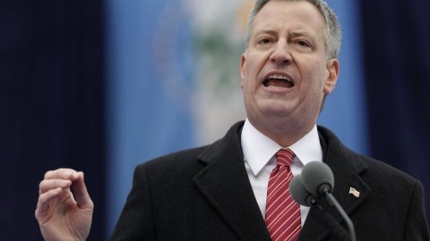 En su primer día formal en el cargo, Bill de Blasio hizo un llamado a los neoyorquinos para que se cuiden y eviten tragedias.