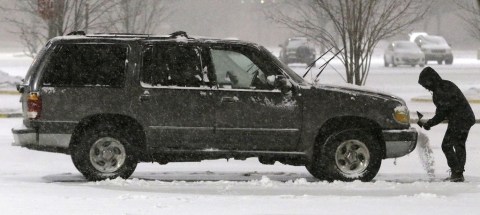 La nieve comenzó a caer entrada la tarde del jueves en varias zonas de Nueva Inglaterra, como Wayne, N.J. (en la foto).