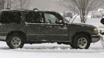 La nieve comenzó a caer entrada la tarde del jueves en varias zonas de Nueva Inglaterra, como Wayne, N.J. (en la foto).
