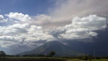 Vista del volcán Chaparrastique o San Miguel, en El Salvador. Se teme que fuerte emanación de gases  pudiera ser letal en la zona.